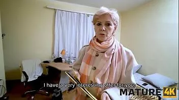 Jouer Mature4k. le charmeur préfère s'amuser avec le client au lieu de travailler