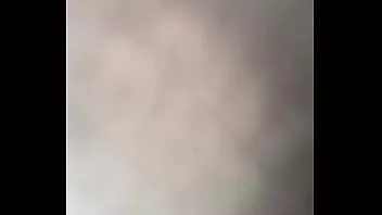 Jouer Bangout fille blanche avant la journée de travail tôt le matin