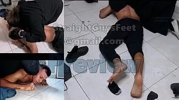 Redare Fotbalistul/luptătorul este supt și lins picioarele
