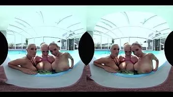 play 3 salopes aux gros seins de beauté piscine ensemble dans une pièce