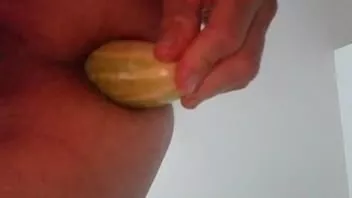 play Allungando il mio buco del culo con un grosso cetriolo