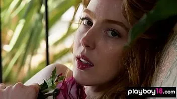 Reproduzir Gata de pernas compridas erna ohara e lavando sua buceta ruiva peluda