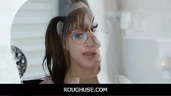 Abspielen Roughuse - drei sexsüchtige Teenager warten auf einen Hypnotiseur, der ihnen zu Hilfe kommt ... aber stattdessen hecken sie einen Plan aus, um ihn zu ficken - Honey Hayes, Dani Blu, Ashley Aleigh