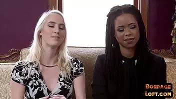 تشغيل لا بد من الأبنوس وقحة pussylicks ومارس الجنس في غريب threeway