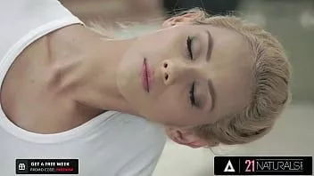 Jouer 21 naturals - la beauté naturelle blonde veronica leal met une bite dure à l'intérieur de sa chatte humide