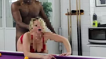 Redare Cuplu interracial fierbinte care face sex anal și păsărică fierbinte pe masa de biliard