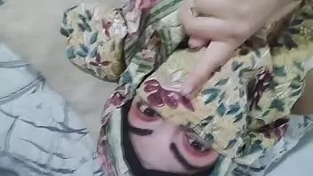 play Hijab cornée arabe milf femme se masturbe la chatte éjacule jusqu'à l'orgasme humide pendant que le mari prie dans une autre pièce
