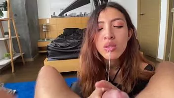 Reproducir Muy sumisa pelirroja latina adolescente bj y beso negro durante el casting
