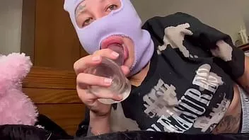 Oynat Garip kıvırcık saçlı kayak maskesindeki bir sik gibi dildo berbat