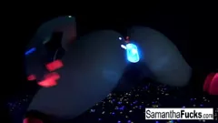 Afspelen Samantha Saint's Black Light Solo - Kutje, borsten en grote tieten zichtbaar