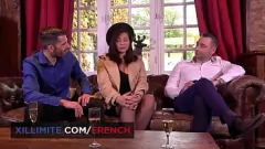 Jouer Anna Polina dans un plan à trois intense avec deux énormes bites