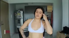Reproducir Espiando a mi hermanastra por toda la casa - Porno amateur real