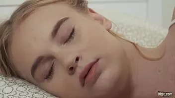 play Junge Blondine bittet Opa, auf ihr hübsches Gesicht zu kommen