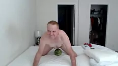 Abspielen Kevin Yardleys professionelle Wassermelonen-Masturbationssitzung