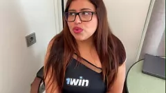 Reproduzir Paciente morena MILF recebe foda hardcore e creampie por seu analista psicótico