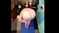 Reproducir Despierta a las tetas grandes y el culo jugoso en la sesión de yoga desnuda con mamádica1