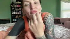 Abspielen Riesige Arsch -Twerk -Königin verehrt Dildo in der Solo -Masturbationssitzung