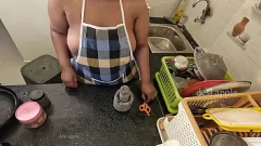 Reproducir La sorpresa de la criada loca mientras hace platos
