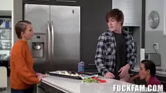 play Petite Teens Penny Barber и Macy Meadows разделяют хардкорное праздничное угощение с Tyler Cruise