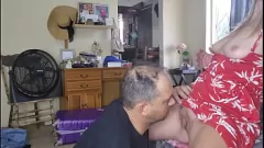 تشغيل زوجة الأب لا يمكن أن تقاوم لعق كس زوجة الأب الشاب الضيق بعد المدرسة