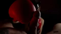 play Nyonya mendominasi dengan sarung tangan tinju dan blowjob kontol besar