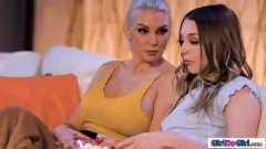 Redare Păsărică ras Lesbiană Milf Kenzie Taylor și fiica vitregă Lily Larimar