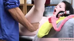 Jouer Busty Brunette, adolescente capturée, le vol à l'étalage se fait baiser à peu près la caméra