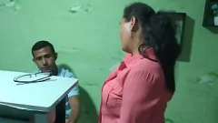 Reproducir Latina Milf apesta por un aumento salarial: video de mamada amateur