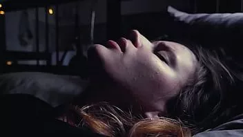Reproducir Novia flaca se masturba sola en la cama con su juguete sexual