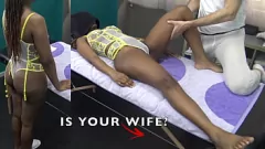 Putar Masseur hitam tidak bisa menahan tubuh ebony klien muda dalam pakaian dalam