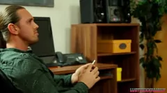 Redare Blonda nerușinată în ciorapi este făcută de fratele ei vitreg în birou