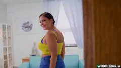 Redare Sofia Lee cu Erik Everhard într-o sesiune Hardcore Reality Kings Bounce and Fuck cu sâni mari și big Dick