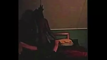 تشغيل ممرضة رأس خشب الأبنوس ترشدني وتؤلمني قبل الإسكات عندما أقوم بوضع السائل في فمها