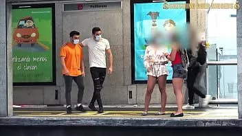Reproducir Conocer a dos nenas calientes en la parada de autobús termina en un increíble cuarteto en casa